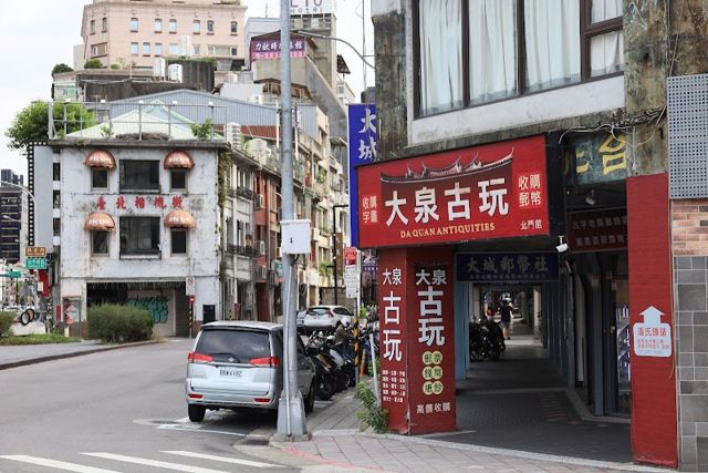 照片: Song-yang Tong via Google 大泉古玩郵幣社(統領店).收購龍銀袁大頭.金幣.玉石.字畫.古董.老酒