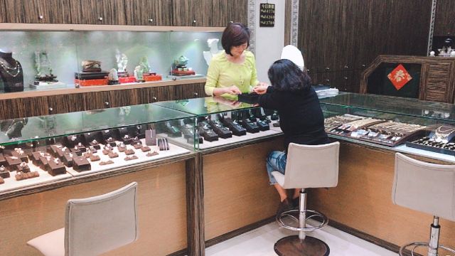 金明瑩黃金珠寶銀樓Kingminyin Jewelry（專售鑽戒、黃金、神明金牌、小金豆、結婚黃金套組出租、情侶對戒、黃金高價回收、鉑金、鉑金高價回收、GIA婚戒、珠寶回收、鑽石回收、翡翠、南洋珠、K金、水晶、珠寶維修）